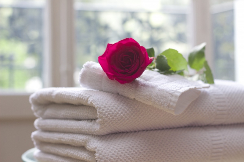 hotel-SOLLIES VILLE-min_towel_rose_clean_care_salon_spa_white_bath-731641